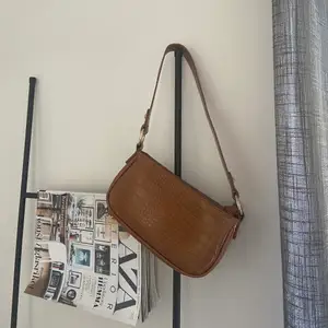 Snygg handväska med gulddetaljer🤎💛 jag betalar frakt 