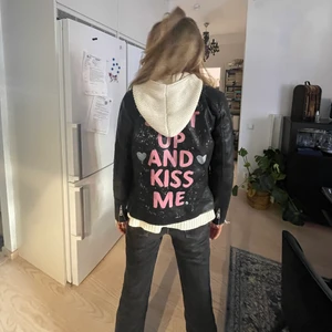 Super cool skinnjacka me tryck! - Jätte cool skinnjacka med tryck som är från vero moda men trycket är gjort av en designer på Instagram💕 jackan är använd endast fåtal gånger och är i toppskick! Älskar passformen och trycket ”shut up and kiss me” som piffar upp en tråkig vardagsoutift !