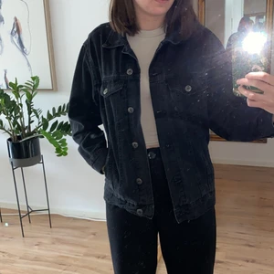 Oversized jeansjacka  - Snygg och stilren jeansjacka från pull&bear! Passar till vardags men även festliga tillställningar! Storlek xs