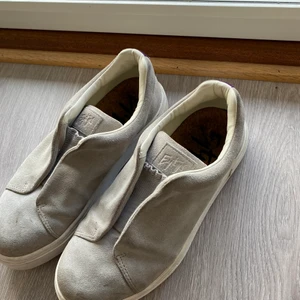 Eytys - Säljer mina eytys i storlek 40, nypris är 1800 så jag säljer för mer än halva priset av. Dem är ganska väl använda men förutom lite smuts på sulan är dem i bra skick