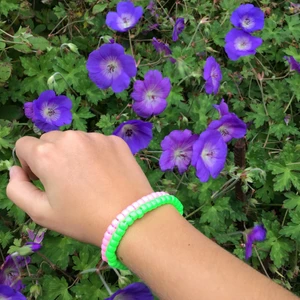 Armband - Två stycken hemmagjorda arband i rosa och grön. Ifall man ska köpa så säljs båda armbanden samtidigt så man kan inte köpa ett av armbanden! 💕💕