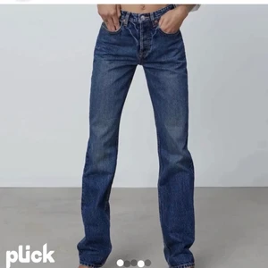 Mid Rise jeans😁 - Säljer mina mid rise jeans från zara. De är använda få gånger då de är för långa på mig enligt mig. De är i storlek 40, men skulle säga att de passar 36-38 beroende på hur man vill att de ska sitta. Hör av er vid frågor och funderingar eller om ni vill ha fler bilder!☺️
