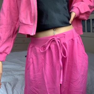 Rosa mjukis byxor - Jätte sköna byxor med superfin rosa färg, säljer även koftan i en annan annons💗 står xxl i storlek men skulle säga att d är ganska mke mindre