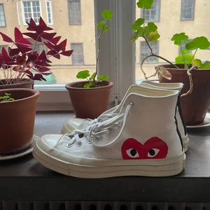 comme des garcons converse - comme des garcons converse, själva skon är i nyskick men gamla skosnören. Säljer pga används aldrig. Storlek 7, dam. 