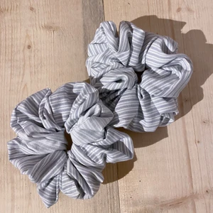 Randiga scrunchies - Nya randiga scrunchies sydda av mig. Gjort från skräpbitar i andra projekt och helt oanvända. Finns även i andra färger🌸 