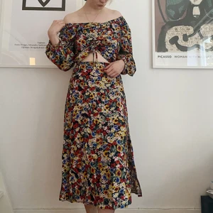 Tvådelat set (kjol) - Kjol som tillhör tvådelat set. Den är lite för stor för mig, Använder säkerhetsnål på bilden. Säljer även blusen men i annan annons.