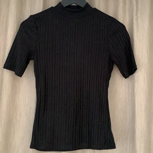 Halterneck T-Shirt från H&M  - Svart ribbad halterneck T-shirt från H&M i storlek XS. Som nytt i skicket! Hör av dig vid frågor 🤍