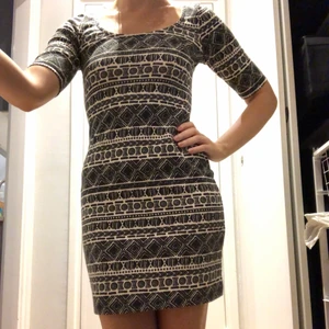 Fin kortklänning - Denna är köpt i Spanien för flera år sedan och jag har verkligen uppskattat den! Den är rätt tight på mig dock så jag tycker att den kan få hitta ett nytt hem nu. Den har riktigt bra passform dock! Tyget är rätt tjockt så den används med fördel under hösten och vintern. Katt finns i hemmet!