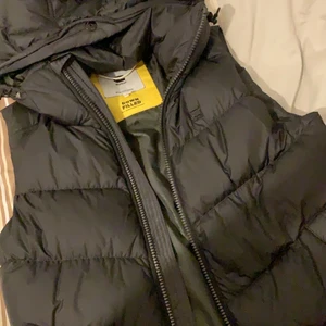 G-Star väst - G-Star väst i bra skick. XS men skulle säga att det passa en S också. Nypris ca 1500 jag säljer för 600kr