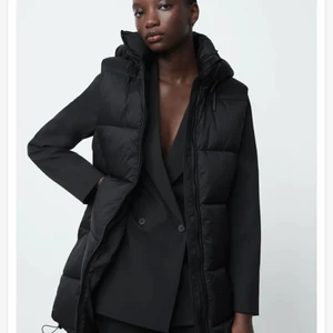 Zara väst  - Säljer min zara väst i storlek S. Passar perfekt till denna årstid.