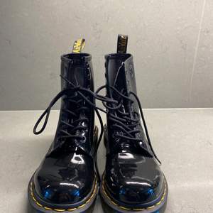 oanvända dr. martens kängor i lackläder.