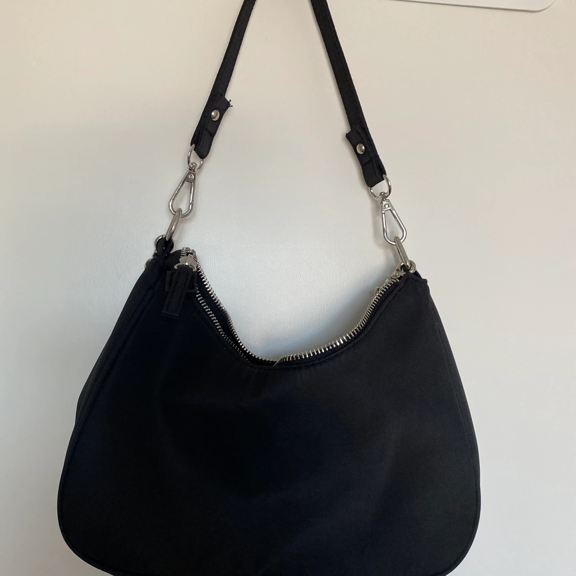 svart handväska  - 90