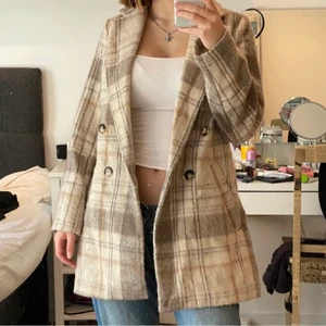 Kappa - (LÅNADE BILDER FRÅN TIDIGARE ÄGARE) Jag säljer denna fina kappa jag köpte på plick under förra vintersäsongen då jag nu hittat mig en ny. Superfin och varm och passar under både höst/vinter/vår <33 Köparen betalar för frakten och katt finns i hem 🏠 