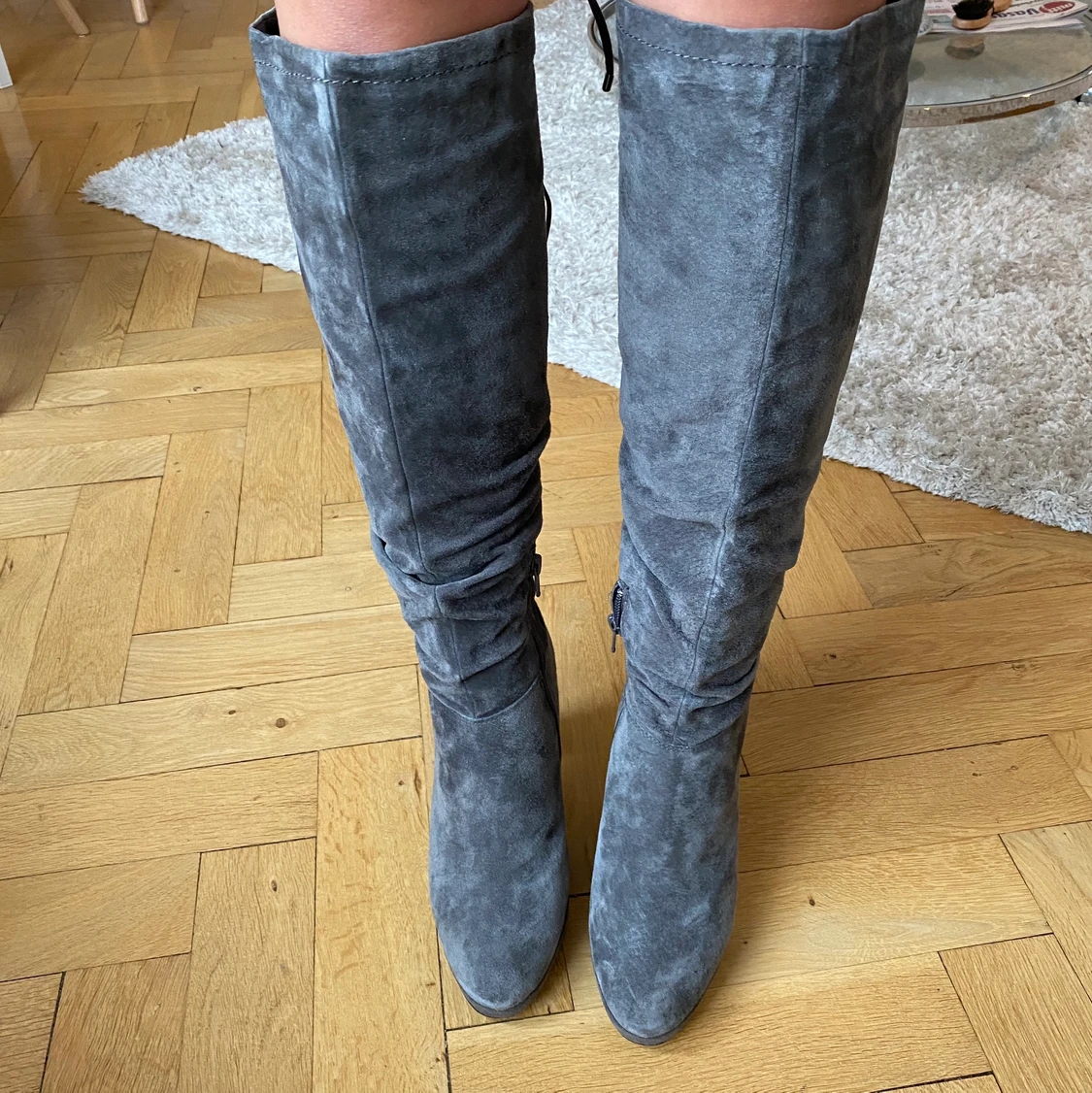 Gråa mocka stövlar - 90