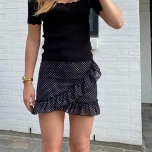 Svart prickig kjol - Säljer denna superfina kjol som tyvärr inte kommer till användning🤍 Aldrig använd och har till och med prislappen kvar. 