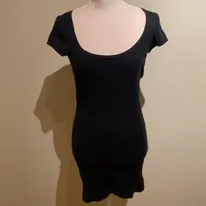En super fin och oanvänt svart klänning som är kortärmad 
