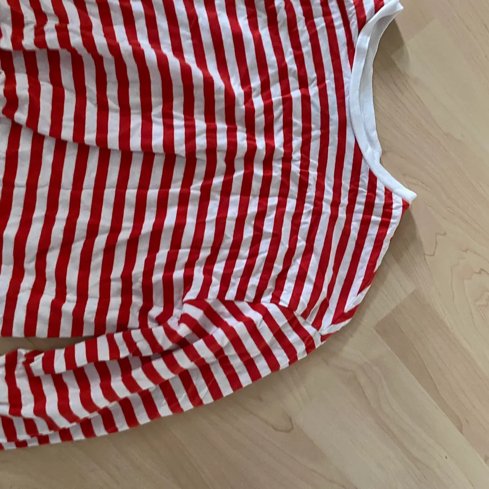 Rödrandig tröja med knut nedtill och vida ärmar från H&M. Sälj pga får ingen användning av den längre. . Tröjor & Koftor.