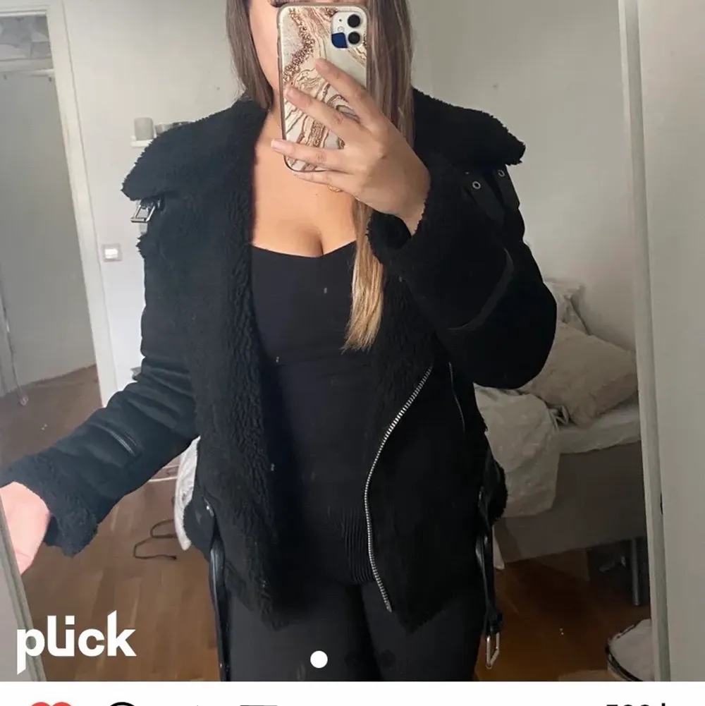 ❗️ lånade bilder❗️ Jag säljer nu min mocka jacka från Zara som är använd knappt en hel vinter. Inköptes för 859kr. Den är fodrad och kan användas till både höst och vinter. Kom privat om du vill ha mer bilder. Pris kan diskuteras❤️ kan mötas upp i Stockholm . Jackor.