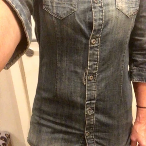 Lång jeansskjorta/ tunika s - Jeans tunika med lite sliten look från början, använd men gott skick 