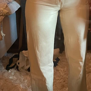 Beiga jeans  - Sjukt fina beiga jeans som är köpta för mindre en ett år sedan, säljer då dom inte kommer till användning. Jätte fint skick och jätte bekväma. Bra längd på mig som är runt 163 cm 