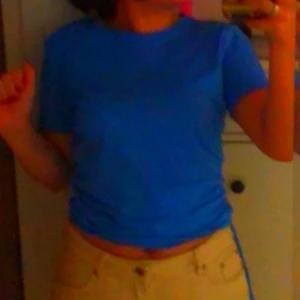 Zara tröja - Säljer en jätte fin blå T-shirt med veck på sidan. 💙