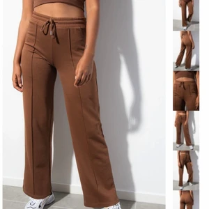 Mjukisbyxor - Bruna mjukisbyxor Ida Carlsson X Madlady! Super sköna och snygga! Säljer pga liiite korta till mig som är 176! 🤎 Endast testade, köpta för 400 kr! Storlek M längd 32🤎