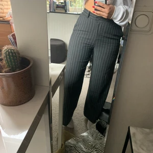 Randiga kostym byxor - Ett par jättesnygga byxor från weekday. Endast använda ett fåtal gånger, de är som nya! 100 + frakt 