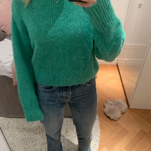 Stickad grön tröja!💚 - Säljer denna stickade gröna tröja från Hm!💚Gott skick men kommer knappt till användning! Storlek M. Köparen står för frakt😊