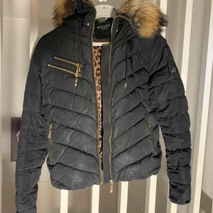 HOLLIS JACKA - säljer min hollis jacka , den är super go att ha nu till vintern. Pälsen är även avtagbar om man skulle vilja använda den till att sätta på ett annat plagg. Annars är jackan fel fri!! 