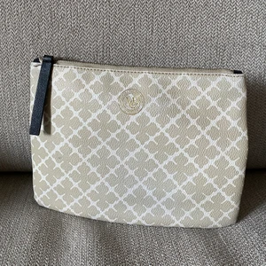 Clutch By Malene Birger - Beige clutch från by Malene Birger i använt skick. 22cm bred och 16,5cm hög.