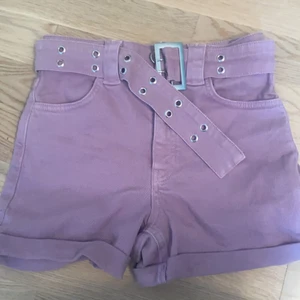 Jeansshorts i stl 34 NAKD - Snygga jeansshorts från NAKD x Pamela. Aldrig använda. 