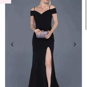 Festklänning storlek 38/40 - Hej! Säljer denna festklänning för 1000kr. Jag har aldrig använt den och prislappen sitter kvar. Jag kan mötas upp i Södertälje och Stockholm om intresset finns. Kan även fraktas men då står köparen för fraktkostnaden. 💓