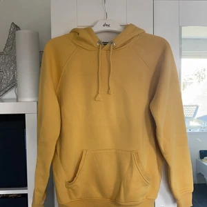 Hoddie  - Gul hoddie från bikbok i storlek xs. Stor, mjuk och i bra skick. Frakt kan variera 
