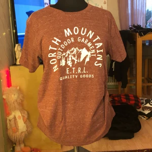 T-shirt  - Orättvis färg på bild nummer 1. ☀️ bild 2-3 stämmer mer överens. Nyskick, herrstorlek s, så passar perfekt på m enligt mig.☺️