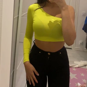 One shoulder topp - En superfin neon topp som är endast använd 1 gång. 