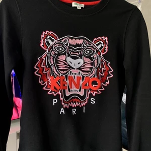 Kenzo tröja  - Jätte snygg Kenzo tröja i ett väldigt nytt och bra skick. Har inte använt den många gånger alls. Men känner att den är lite tight på mig därför tänkte jag sälja den. Nypris: 2200 kr  