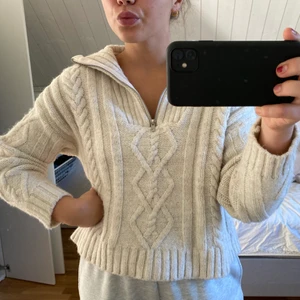 Stickadtröja med dragkedja från mango, S - En stickadtröja från Mango i ett otroligt mjukt matrial. Både fin med öppen dragkedja och stängd. Bra skick. Säljer för 150 kr exlusive frakt. Vid fler intresserade gäller högsta bud💕