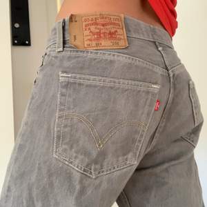 Lågmidjade skit snygga Levis jeans men kommer inte till användning längre :( bud: 250kr