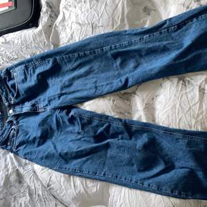 Säljer nu mina jättefina mörkblå stright jeans från na-kd. Dom är i stl 32 men passar om man har 34 också. Passar mig som är 160 men säljer pga att dom är förstora för mig i midjan. Köpta från början för 500 men säljer nu från 250+frakt💕💕💕