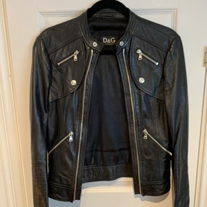 Dolce Gabbana skinnjacka  - Hej, säljer nu min älskade DG skinnjacka i lammnappa  skinn. Så fin. Älskar att den är lång i armarna, passar lång tjej perfekt. Inköpt på NK i Gbg 9995kr.