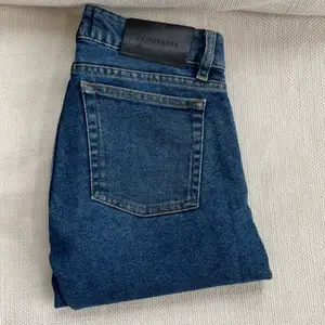 Ett par snygga mörkblåa jeans från J Lindeberg, använda mycket då gånger. Lågmidjade och raka i modellen, storlek 25/32”. Köparen står för frakt. 