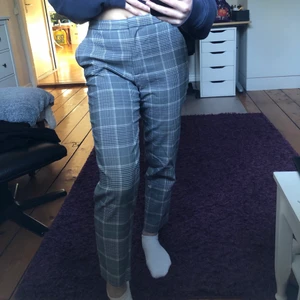 Rutiga kostymbyxor - Grå rutiga kostymbyxor från H&M. Fint skick