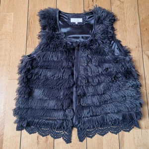 Supermjuk väst - Mörkgrå, jättemjuk, fransig väst med spets nertill. Aldrig använd.