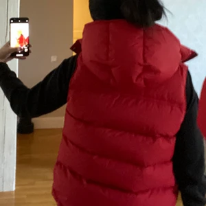 Väst - Peak väst , inga skador eller liknande perfekt till hösten