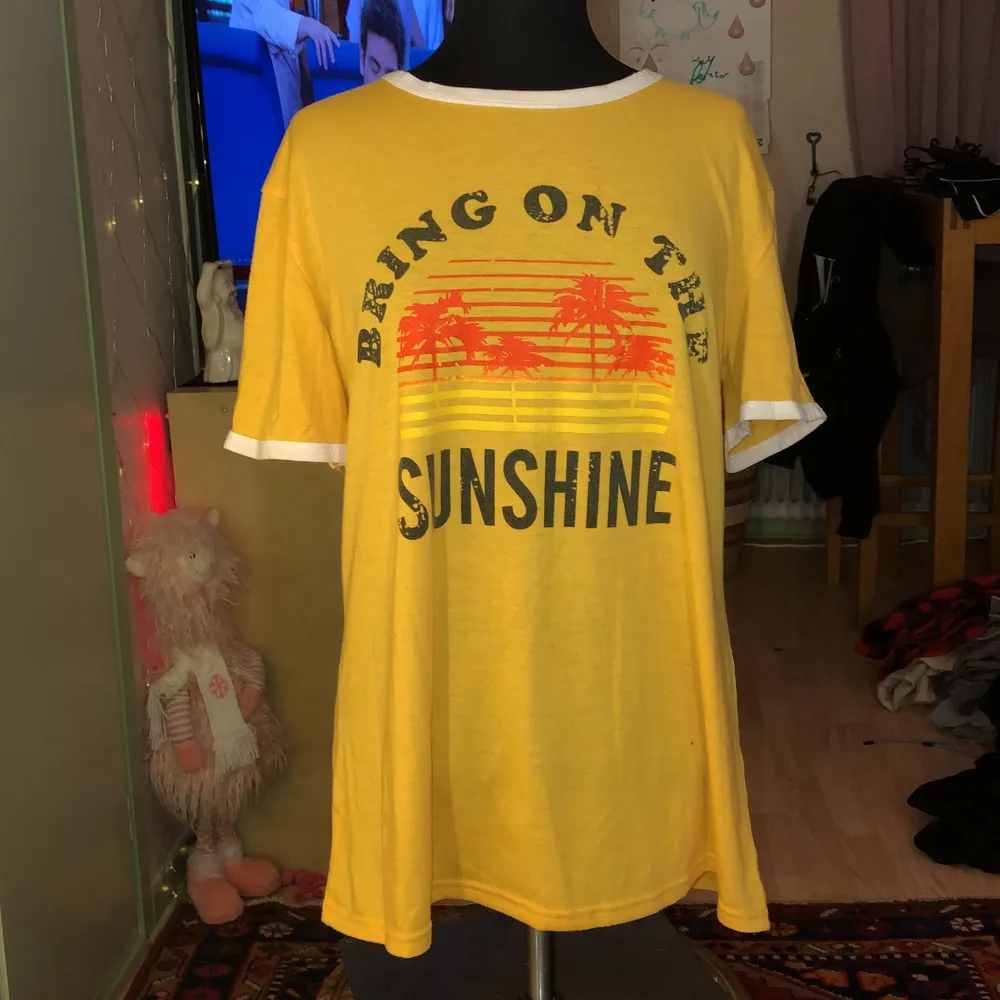 Skitsnygg T-shirt, storlek M, men passar bättre en L. ☀️ eller om man vill ha den oversize så sitter den kanonbra både på en s & en m. ☺️ den är helt ny, använd kanske 2 gånger Max. . T-shirts.