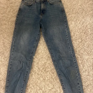 Jeans - Jättefina jeans ifrån Gina tricot i storlek 34! Jättefin passform och inte allas andvända mycket! 