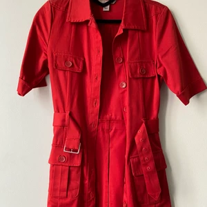 Röd jeansklänning - Skitball klänning som tyvärr inte passar mig längre. Därför hoppas jag att nån annan kan ta över den 🤤