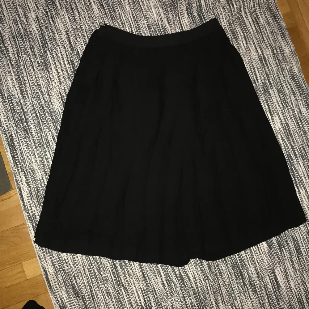 En svart plisserad Gant kjol med inner kjol. Fick den begagnad men har själv aldrig använt den. Dragkedjan är trasig högst upp men funkar ändå. [tar bara swish]. [först till kvarn]. . Kjolar.