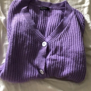 Kofta - Snygg och skön kofta, är i fint skick! Köpt på shein för 169kr! Storlek L men skulle säga att den passar en som har M/S!