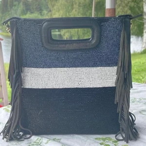 Maje väska  - Superfin äkta Maje väska!💕 Har tappat några pärlor men inget som man lägger märke till (kan skicka bild) möts upp i sthlm eller postas spårbart💕